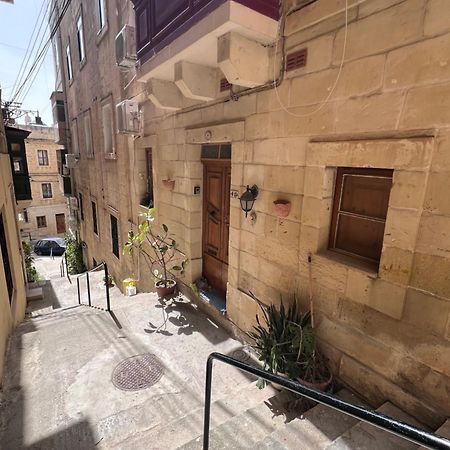 Three Apartment Биргу Екстериор снимка