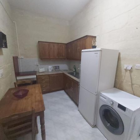 Three Apartment Биргу Екстериор снимка