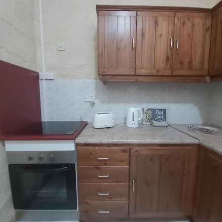 Three Apartment Биргу Екстериор снимка