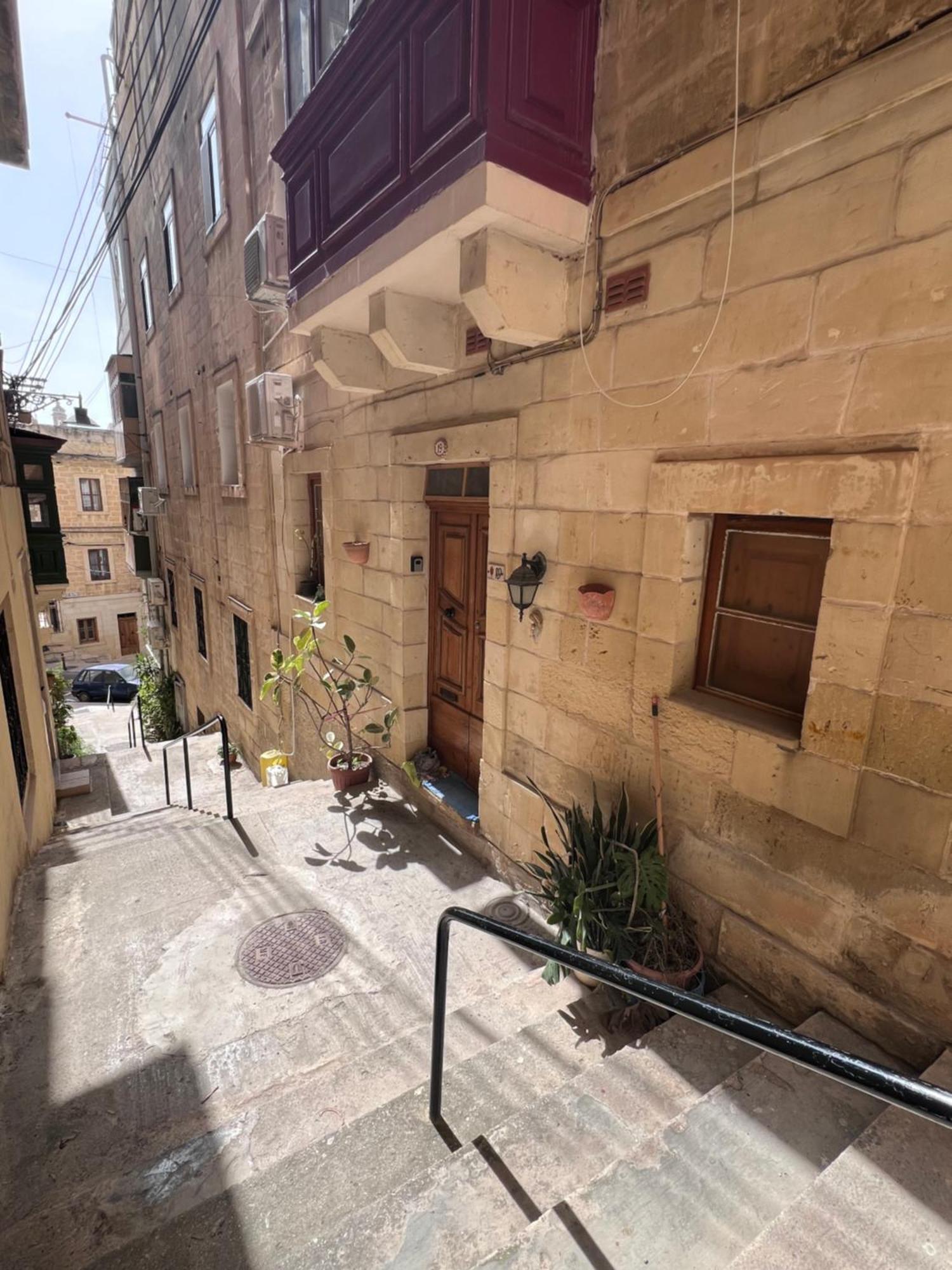 Three Apartment Биргу Екстериор снимка