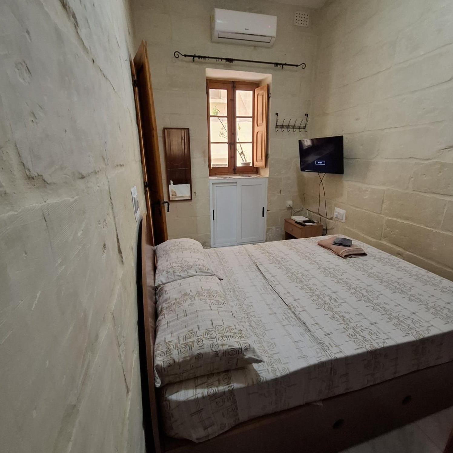 Three Apartment Биргу Екстериор снимка