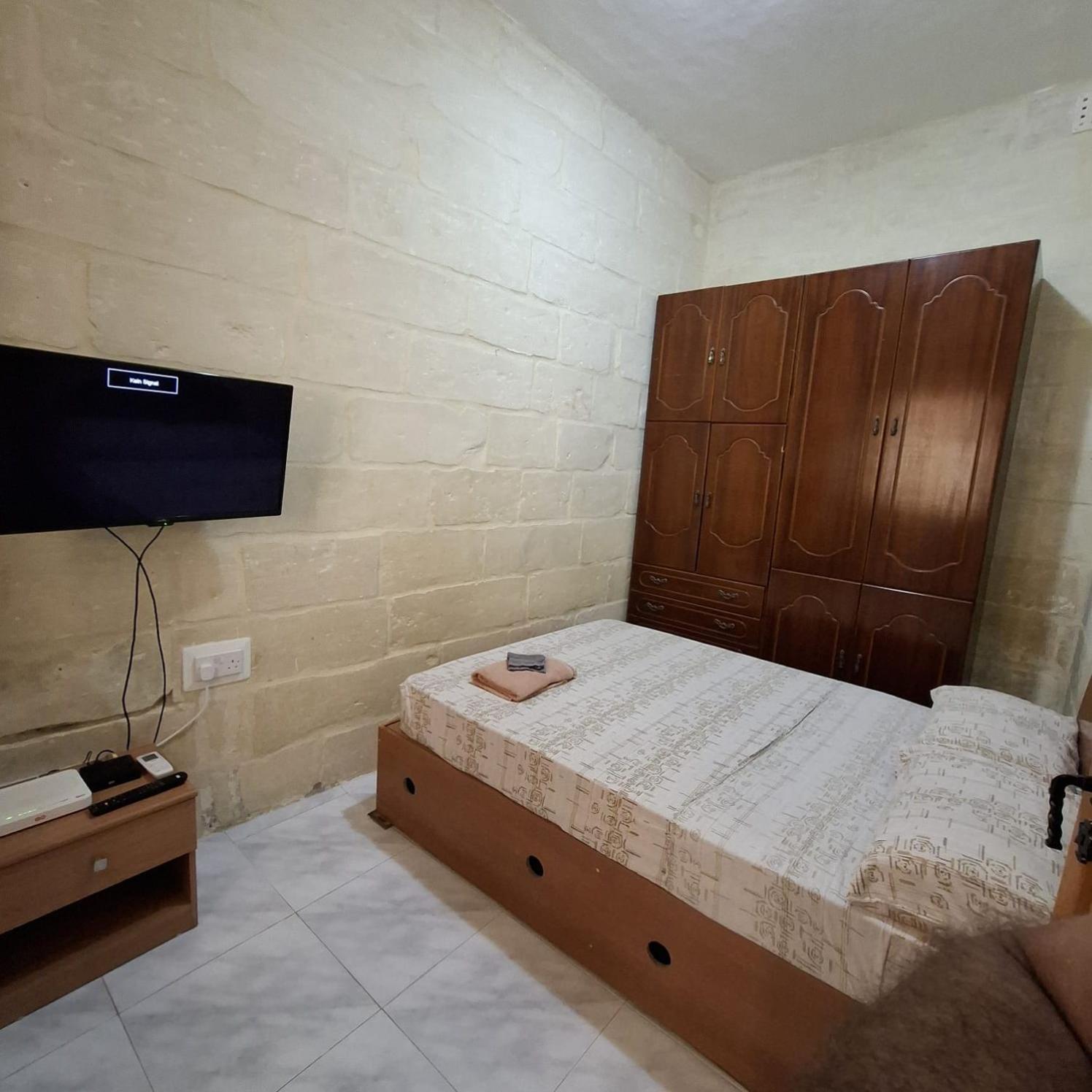 Three Apartment Биргу Екстериор снимка