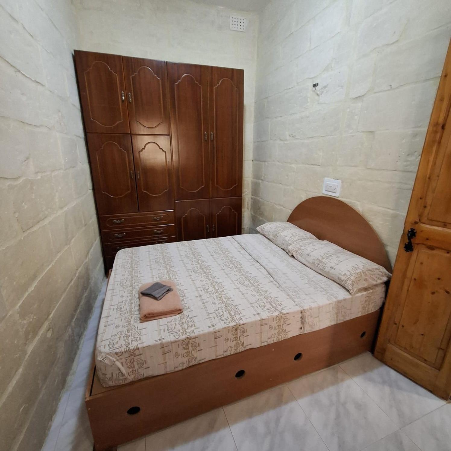 Three Apartment Биргу Екстериор снимка