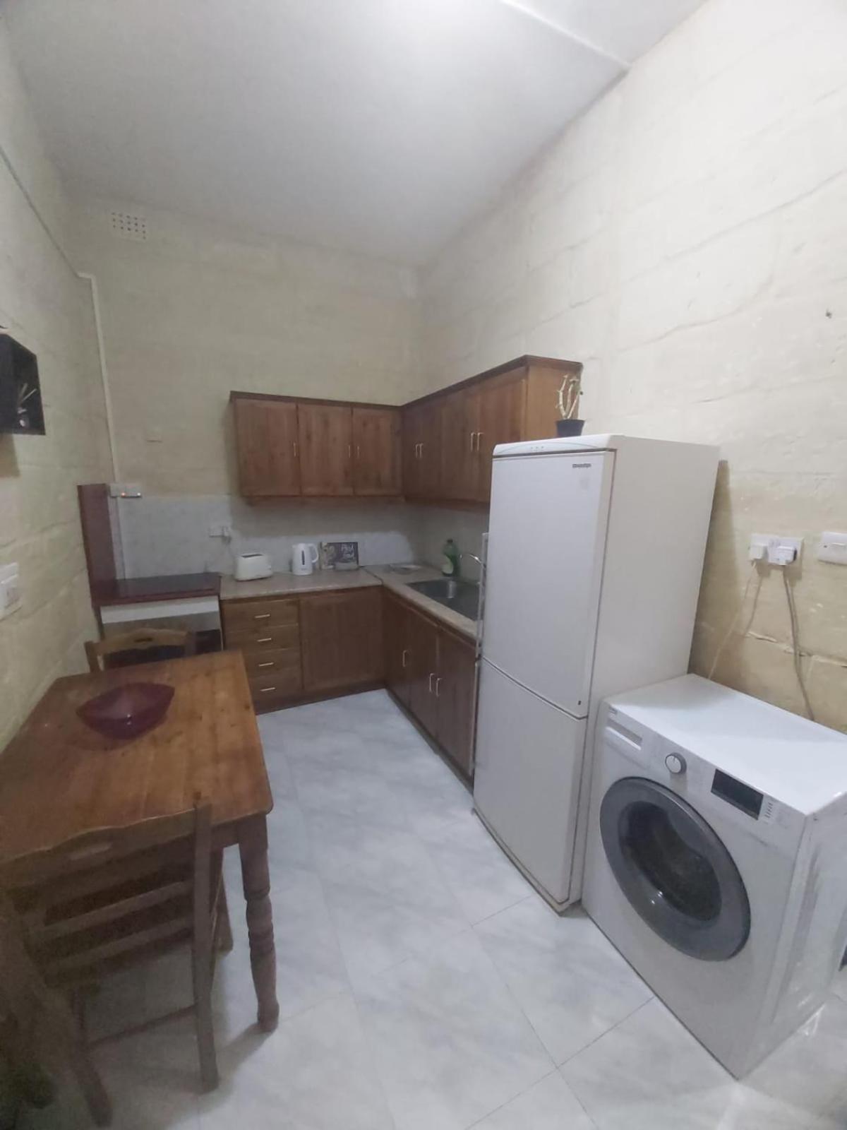 Three Apartment Биргу Екстериор снимка