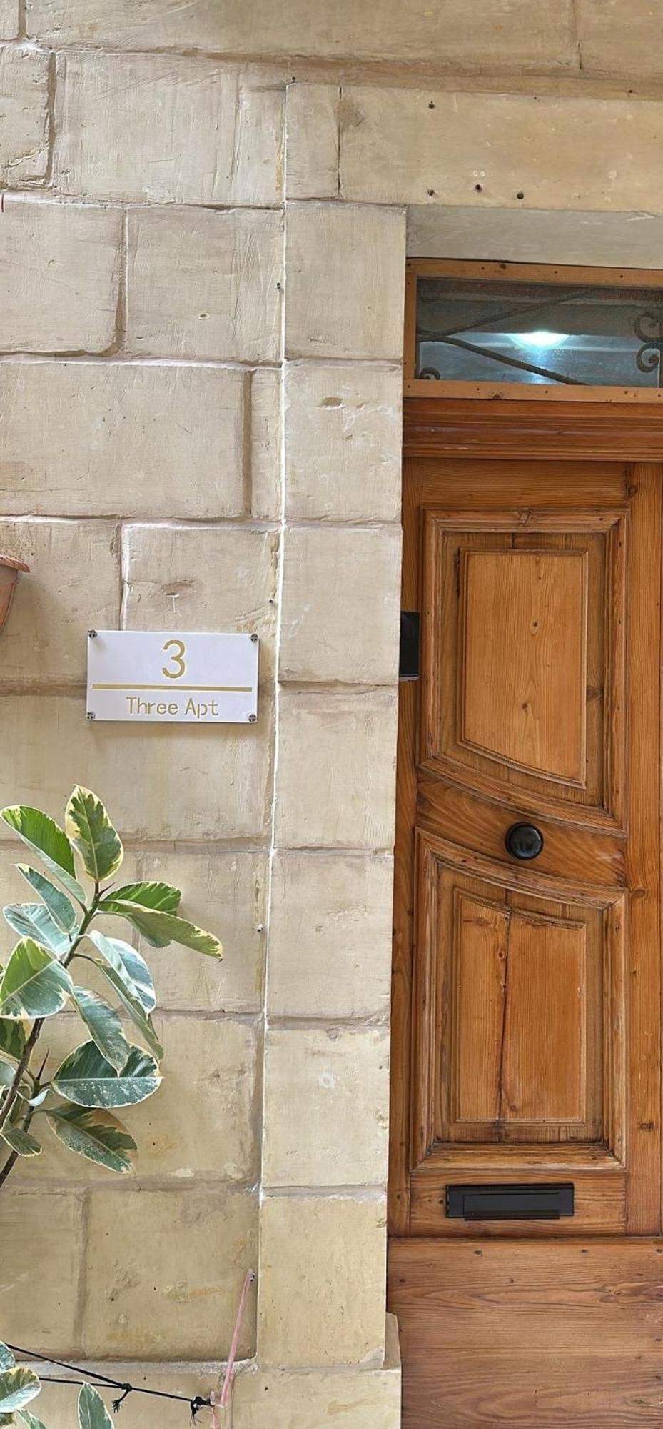 Three Apartment Биргу Екстериор снимка